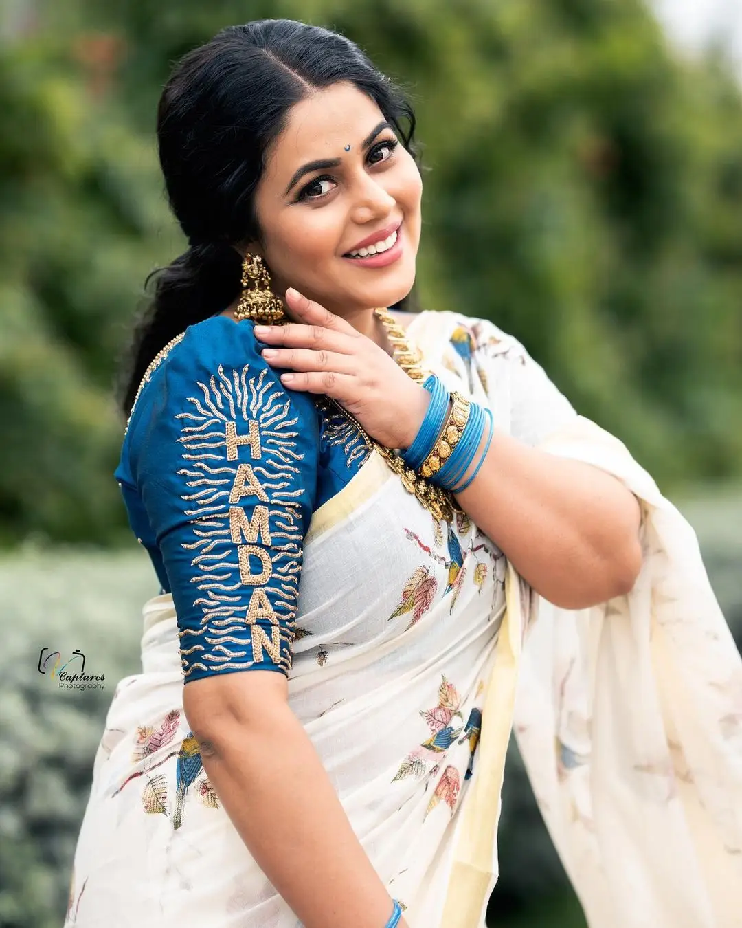 SHAMNA KASIM WEARING BEAUTIFUL EARRINGS WHITE SAREE 10